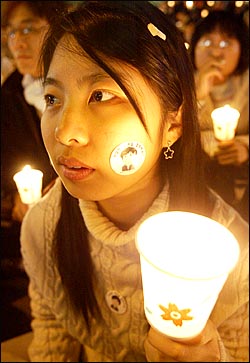 이날 행사에 참가한 용화여고 김아람 학생은 시간이 날때마다 촛불을 들고 이곳 광화문에 왔었다며 '벌써 1주년이 되었다니 감회가 새롭다'고 말했다. 